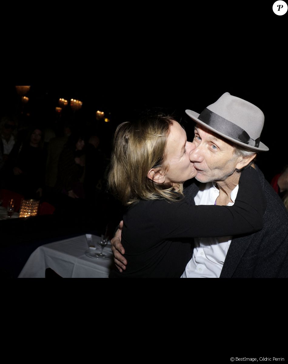 Sandrine Bonnaire et son compagnon Eric Truffaz - Concert de Nicoletta, à l'occasion de ses 50 ans de carrière, au Lido à Paris. Le 4 novembre 2021. © Cédric Perrin / Bestimage