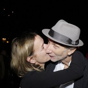 Sandrine Bonnaire et son compagnon Eric Truffaz - Concert de Nicoletta, à l'occasion de ses 50 ans de carrière, au Lido à Paris. Le 4 novembre 2021. © Cédric Perrin / Bestimage