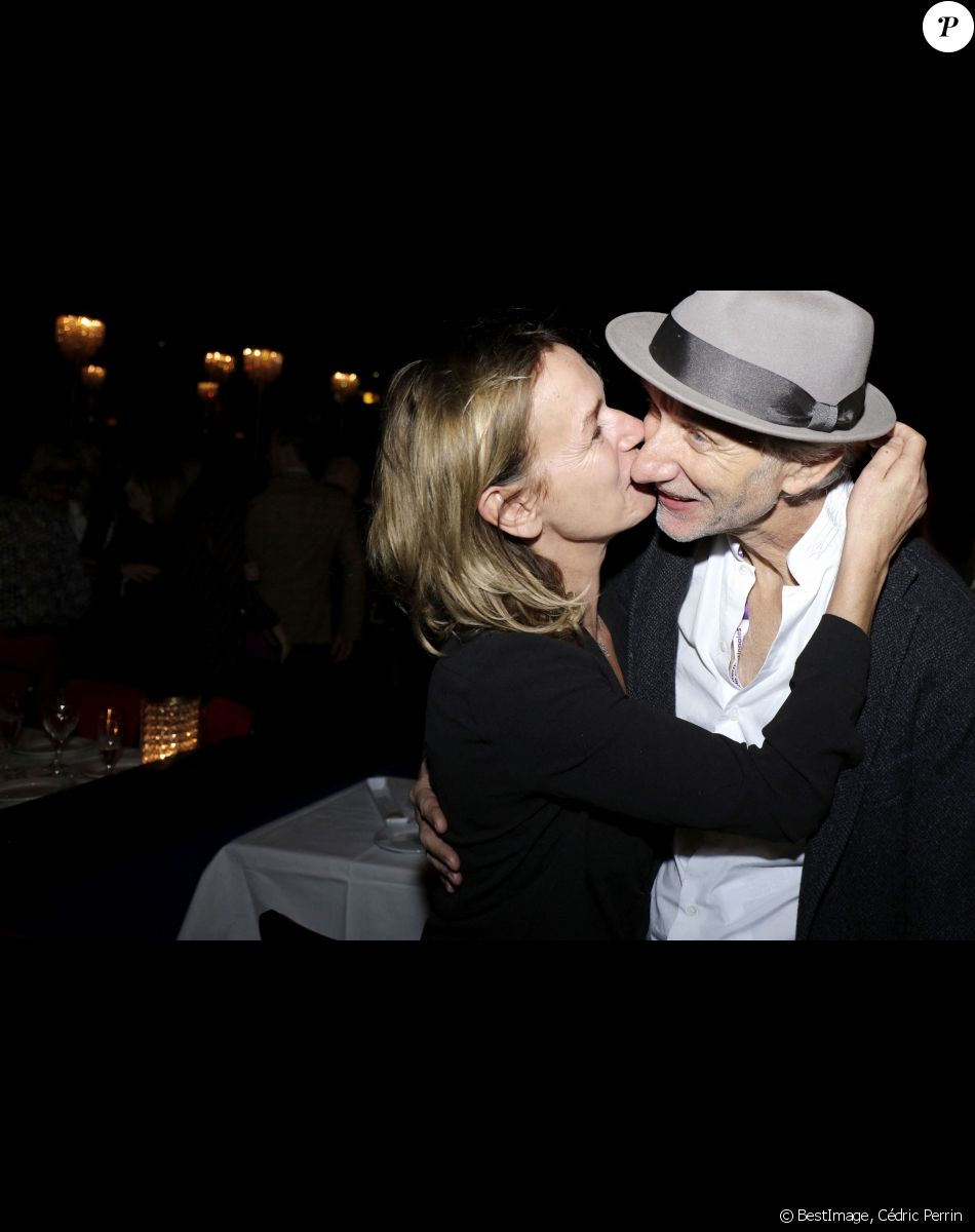 Sandrine Bonnaire et son compagnon Eric Truffaz - Concert de Nicoletta, à l'occasion de ses 50 ans de carrière, au Lido à Paris. Le 4 novembre 2021. © Cédric Perrin / Bestimage