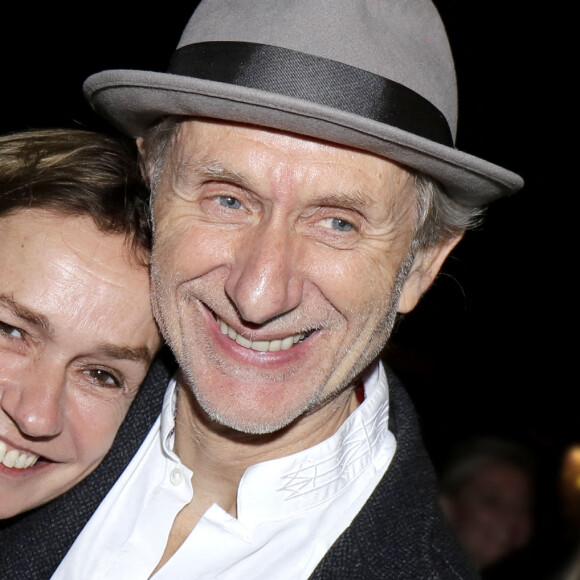 Sandrine Bonnaire et son compagnon Eric Truffaz - Concert de Nicoletta, à l'occasion de ses 50 ans de carrière, au Lido à Paris. Le 4 novembre 2021. © Cédric Perrin / Bestimage