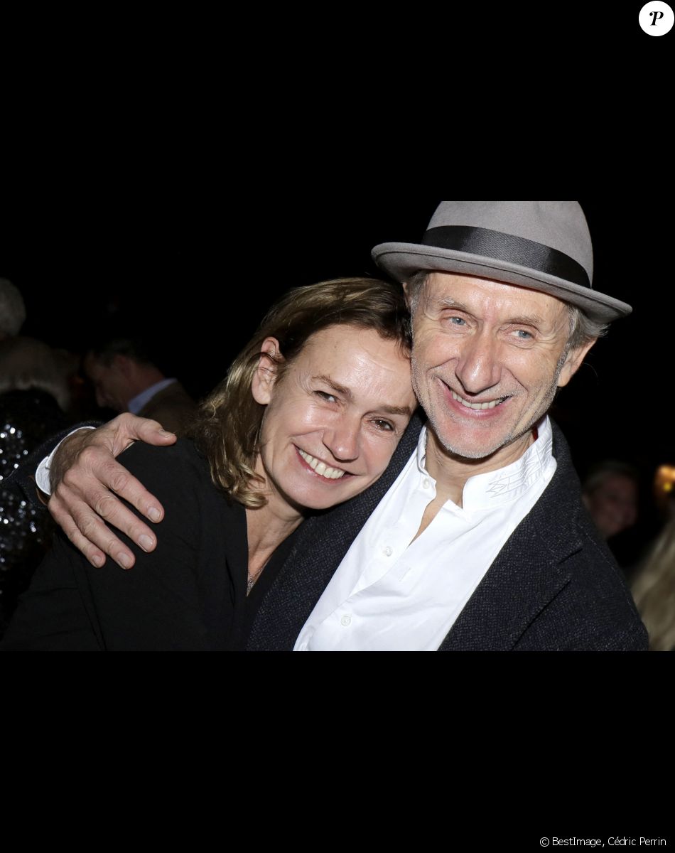 Sandrine Bonnaire et son compagnon Eric Truffaz - Concert de Nicoletta, à l'occasion de ses 50 ans de carrière, au Lido à Paris. Le 4 novembre 2021. © Cédric Perrin / Bestimage