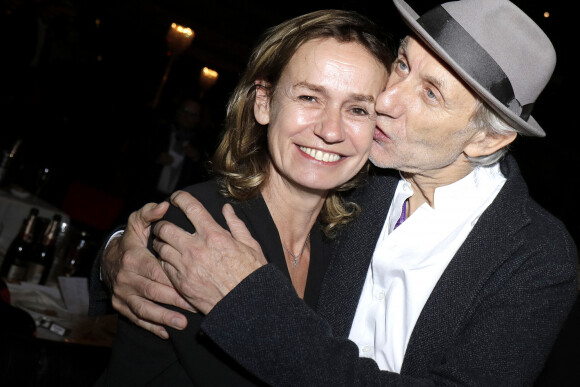 Sandrine Bonnaire et son compagnon Eric Truffaz - Concert de Nicoletta, à l'occasion de ses 50 ans de carrière, au Lido à Paris. Le 4 novembre 2021. © Cédric Perrin / Bestimage