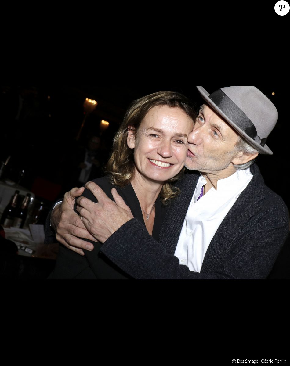 Sandrine Bonnaire et son compagnon Eric Truffaz - Concert de Nicoletta, à l'occasion de ses 50 ans de carrière, au Lido à Paris. Le 4 novembre 2021. © Cédric Perrin / Bestimage