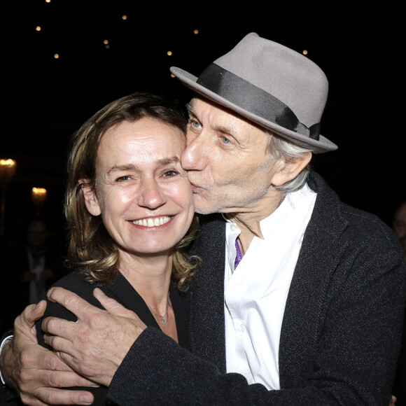 Sandrine Bonnaire et son compagnon Eric Truffaz - Concert de Nicoletta, à l'occasion de ses 50 ans de carrière, au Lido à Paris. Le 4 novembre 2021. © Cédric Perrin / Bestimage