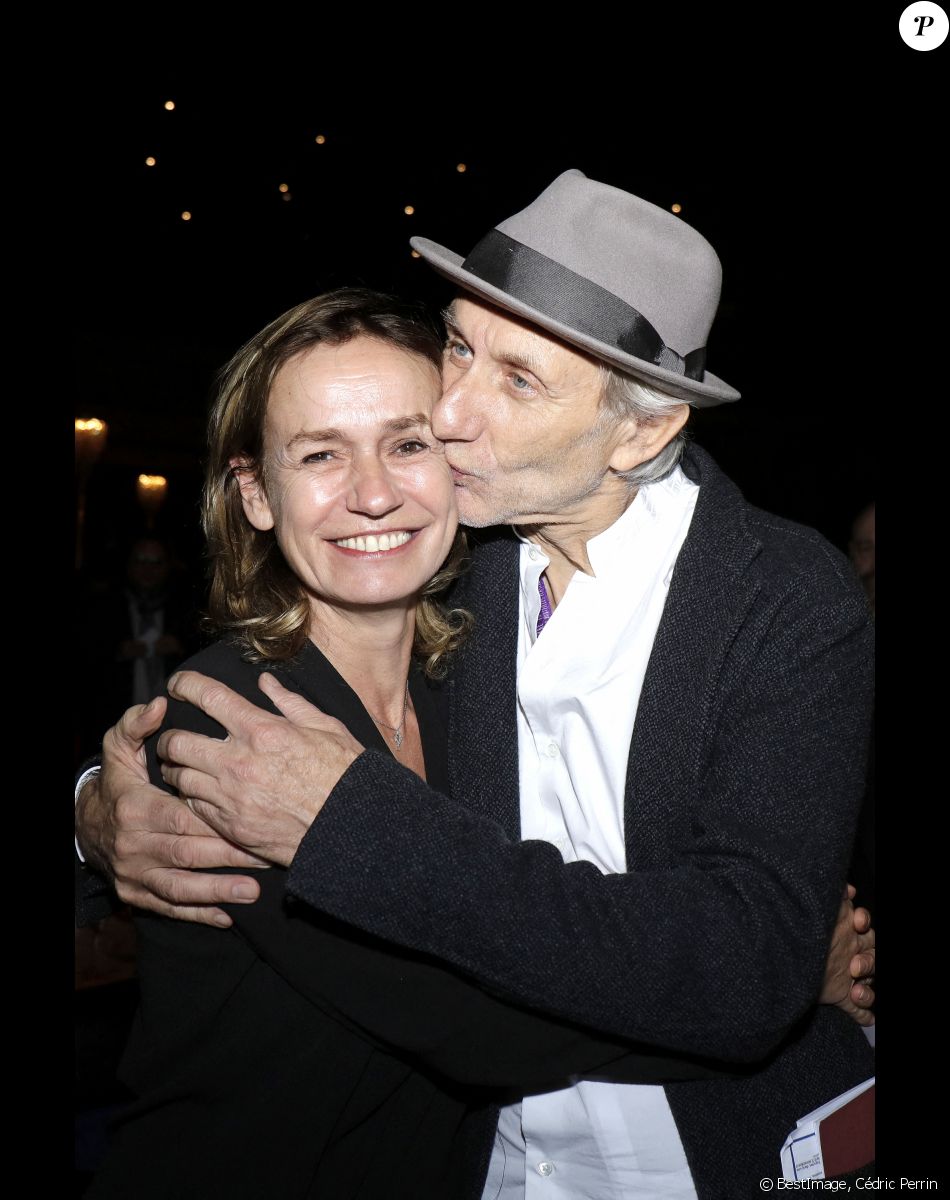Sandrine Bonnaire et son compagnon Eric Truffaz - Concert de Nicoletta, à l'occasion de ses 50 ans de carrière, au Lido à Paris. Le 4 novembre 2021. © Cédric Perrin / Bestimage