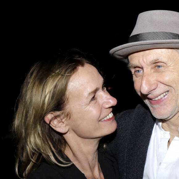 Sandrine Bonnaire et son compagnon Eric Truffaz - Concert de Nicoletta, à l'occasion de ses 50 ans de carrière, au Lido à Paris. Le 4 novembre 2021. © Cédric Perrin / Bestimage