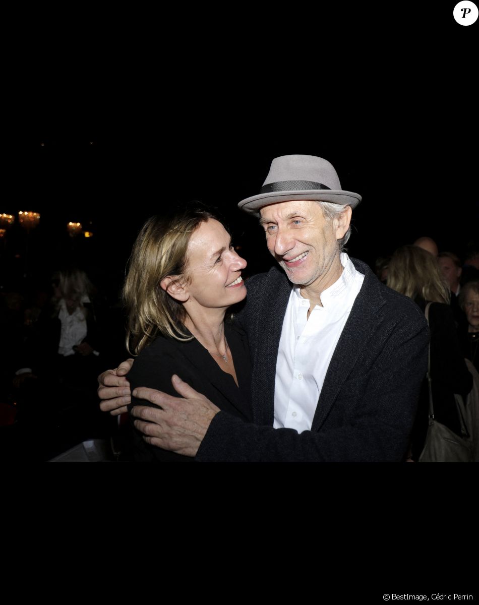 Sandrine Bonnaire et son compagnon Eric Truffaz - Concert de Nicoletta, à l'occasion de ses 50 ans de carrière, au Lido à Paris. Le 4 novembre 2021. © Cédric Perrin / Bestimage