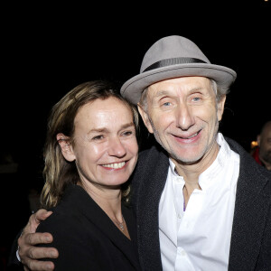 Sandrine Bonnaire et son compagnon Eric Truffaz - Concert de Nicoletta, à l'occasion de ses 50 ans de carrière, au Lido à Paris. Le 4 novembre 2021. © Cédric Perrin / Bestimage