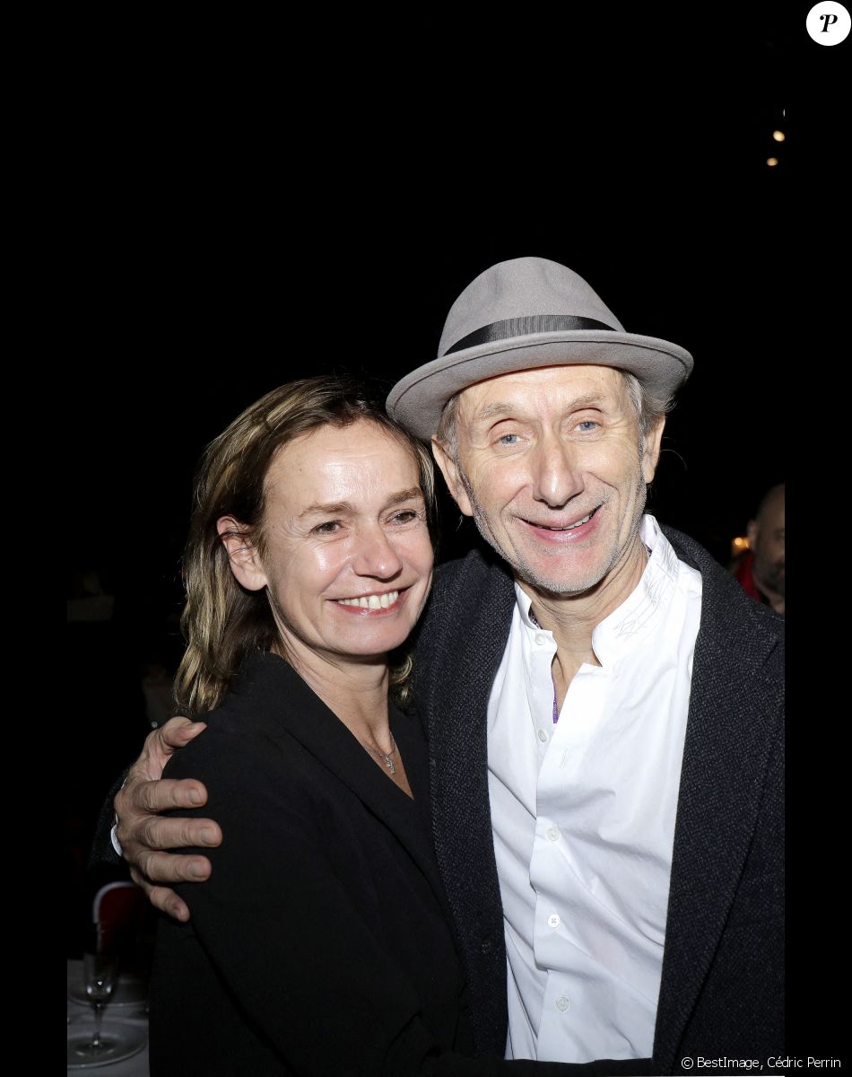 Sandrine Bonnaire et son compagnon Eric Truffaz - Concert de Nicoletta, à l'occasion de ses 50 ans de carrière, au Lido à Paris. Le 4 novembre 2021. © Cédric Perrin / Bestimage