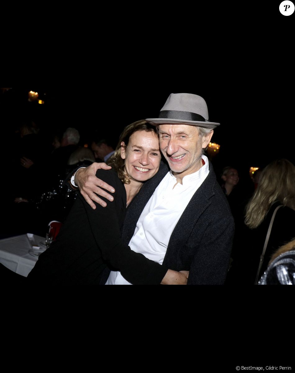 Sandrine Bonnaire et son compagnon Eric Truffaz - Concert de Nicoletta, à l'occasion de ses 50 ans de carrière, au Lido à Paris. Le 4 novembre 2021. © Cédric Perrin / Bestimage