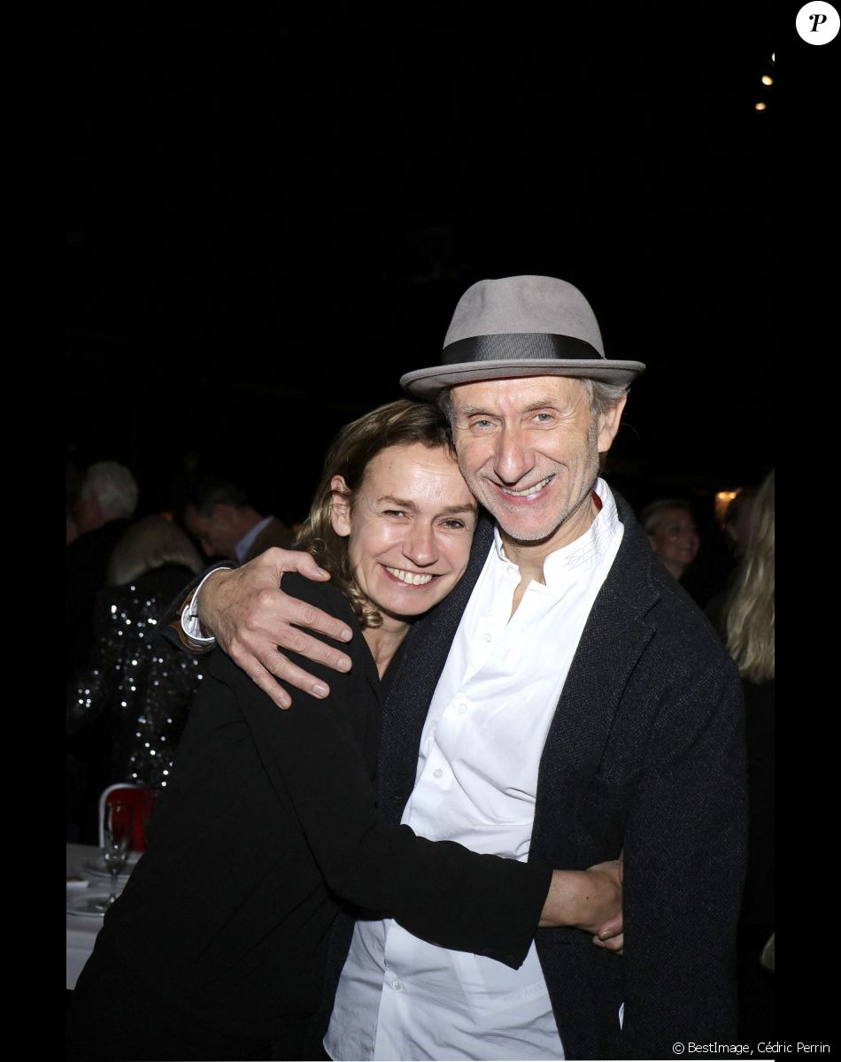 Sandrine Bonnaire et son compagnon Eric Truffaz - Concert de Nicoletta, à l'occasion de ses 50 ans de carrière, au Lido à Paris. Le 4 novembre 2021. © Cédric Perrin / Bestimage