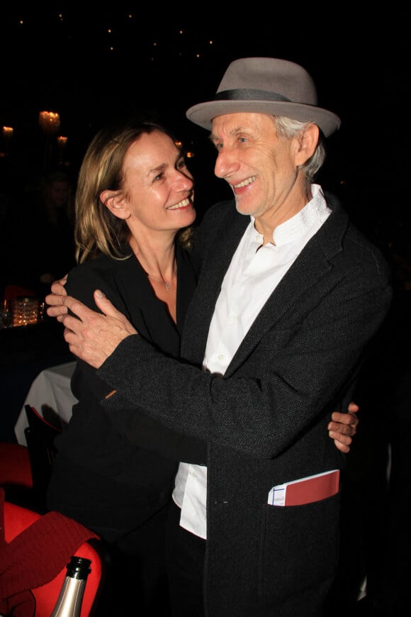 Sandrine Bonnaire et son compagnon Eric Truffaz, trompettiste lors du concert de Nicoletta, à l'occasion de ses 50 ans de carrière, au Lido à Paris. Le 4 novembre 2021.