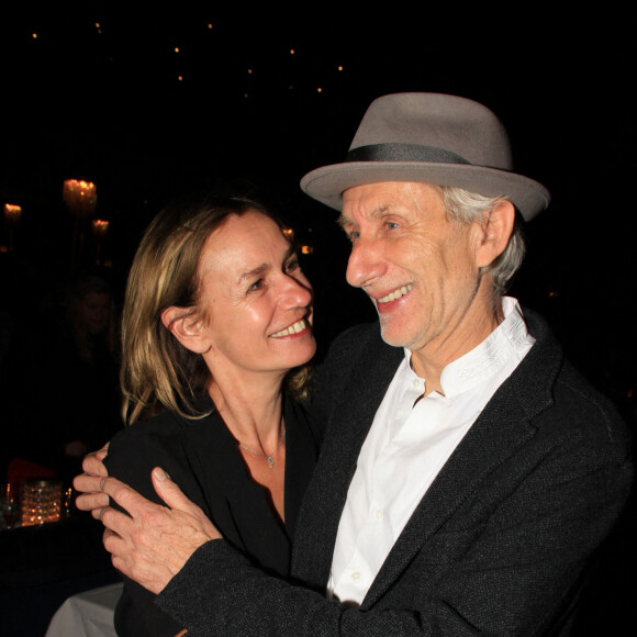 Sandrine Bonnaire et son compagnon Eric Truffaz, trompettiste lors du concert de Nicoletta, à l'occasion de ses 50 ans de carrière, au Lido à Paris. Le 4 novembre 2021.