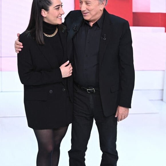 Exclusif - Victoria Sio et Michel Drucker - Enregistrement de l'émission "Vivement Dimanche" présentée par M.Drucker et diffusée le 7 novembre sur France 2. Le 28 octobre 2021 © Guillaume Gaffiot / Bestimage