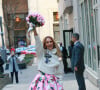 Céline Dion salue ses fans à la sortie de son hôtel à New York, le 8 mars 2020.