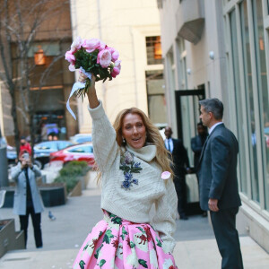Céline Dion salue ses fans à la sortie de son hôtel à New York, le 8 mars 2020.