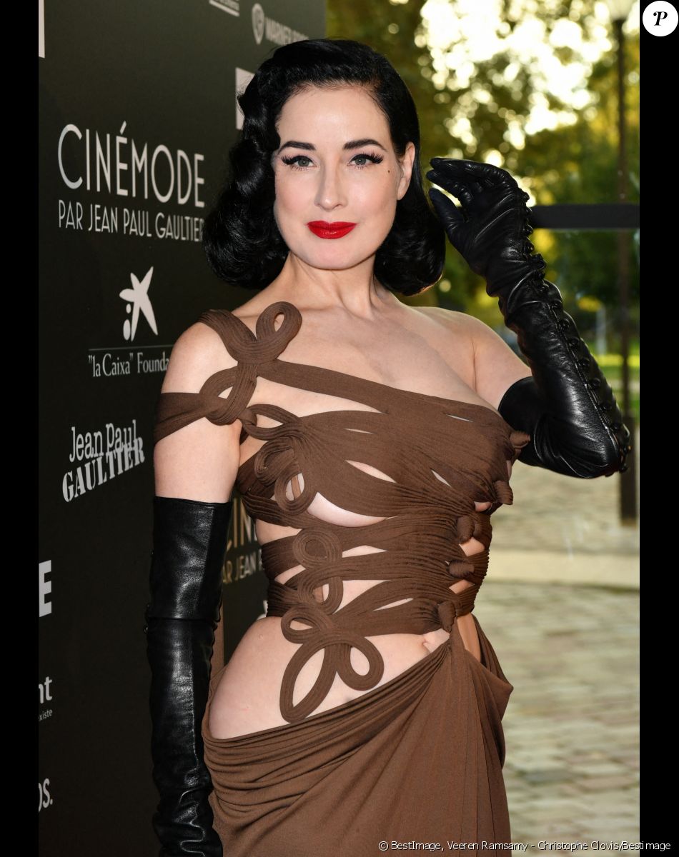 Dita von Teese - Visite privée de l'exposition Cinémode par Jean-Paul Gaultier à la cinémathèque française à Paris le 3 octobre 2021. © Veeren Ramsamy - Christophe Clovis/Bestimage