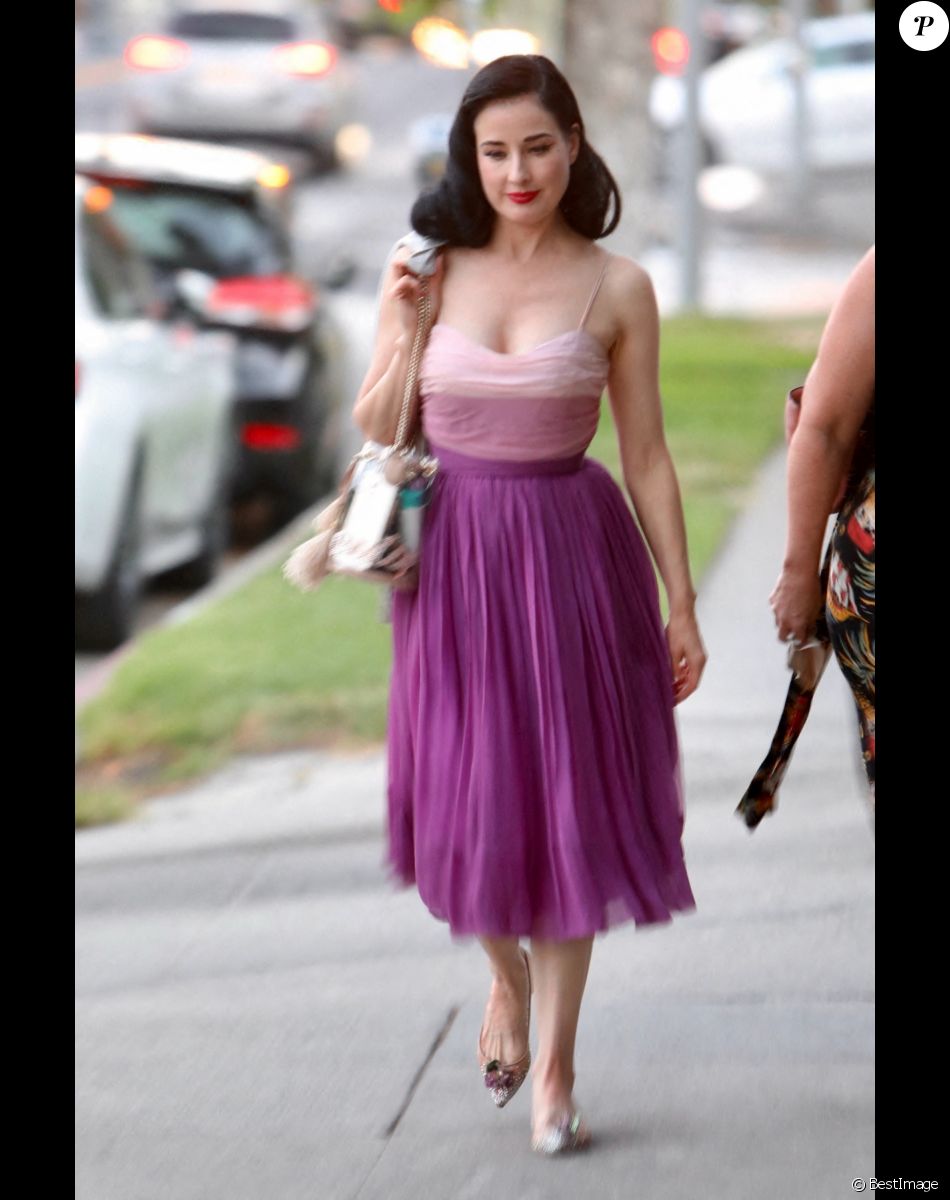 Exclusif - Dita Von Teese est allée diner avec une amie au restaurant Little Dom dans le quartier de Los Feliz à Los Angeles, le 19 juillet 2021
