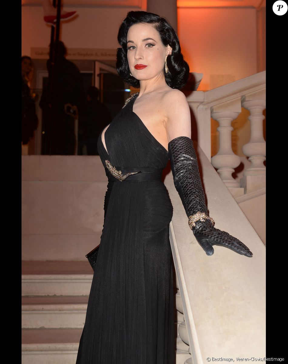 Dita Von Teese au dîner de gala international de la mode, à l'occasion de la réouverture des galeries de la Mode avec l'exposition "Harper's Bazaar, premier magazine de mode" au musée des arts décoratifs à Paris, France, le 26 février 2020, en marge de la semaine de la mode prêt-à-porter automne-hiver 2020/2021. © Veeren-Clovis/Bestimage