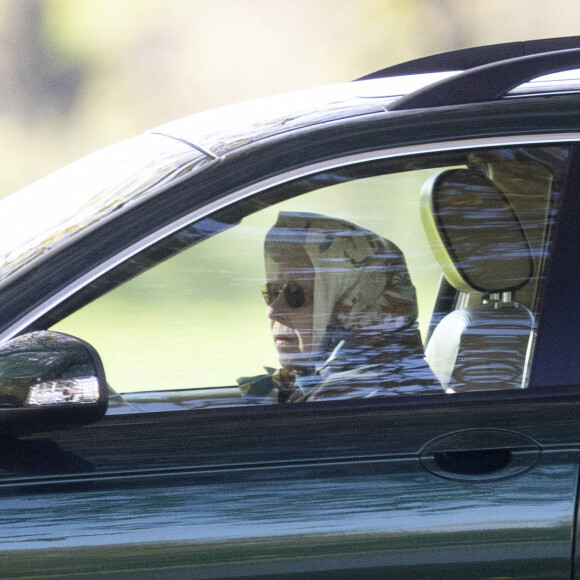 La reine Elisabeth II d'Angleterre conduit seule sa Jaguar break dans les jardins du chateau de Windsor le 1er novembre 2021. La reine Elizabeth II, mise au repos pour au moins deux semaines supplémentaires par ses médecins, est "en très bonne forme", a affirmé son premier ministre B.Johnson en marge du sommet du G20 à Rome dans une interview samedi