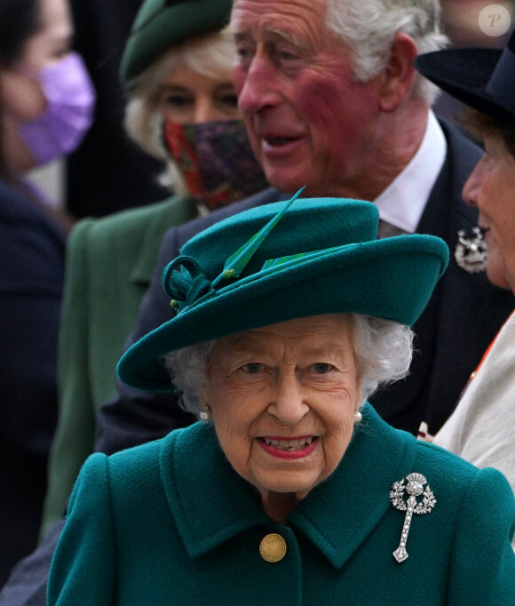 La reine Elisabeth II d'Angleterre, le prince Charles, prince de Galles, et Camilla Parker Bowles, duchesse de Cornouailles, arrivent au Parlement écossais à Edimbourg, Ecosse, Royaume Uni, le 2 octobre 2021. 