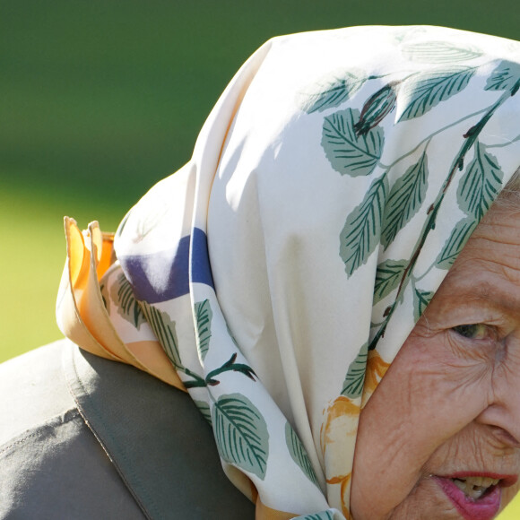 La reine Elisabeth II d'Angleterre lance le début de la saison de plantation officielle du Queen's Green Canopy (QGC) au domaine de Balmoral, Royaume Uni, le 1er octobre 2021. 