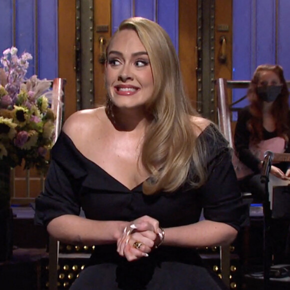 La chanteuse Adele, nouvelle ligne et nouveau look, revient dans l'émission Saturday Night Live 12 ans après son premier passage.