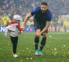 Olivier Giroud et sa fille Jade sur la pelouse du stade Loujniki après leur victoire sur la Croatie (4-2) en finale de la Coupe du Monde 2018, le 15 juillet 2018.