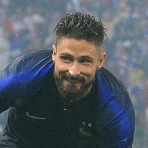 Olivier Giroud et sa fille Jade sur la pelouse du stade Loujniki après leur victoire sur la Croatie (4-2) en finale de la Coupe du Monde 2018, le 15 juillet 2018.