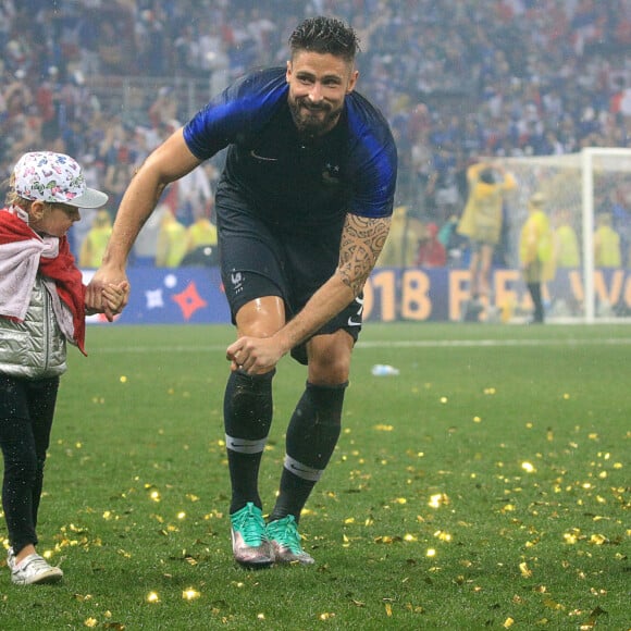 Olivier Giroud et sa fille Jade sur la pelouse du stade Loujniki après leur victoire sur la Croatie (4-2) en finale de la Coupe du Monde 2018, le 15 juillet 2018.