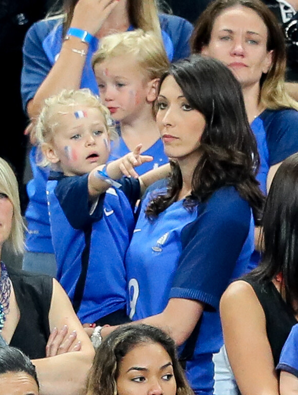 Jenifer Giroud (Femme de Olivier Giroud) et sa fille Jade après le match de la finale de l'Euro 2016 Portugal-France au Stade de France à Saint-Denis, France, le 10 juillet 2016. © Cyril Moreau/Bestimage