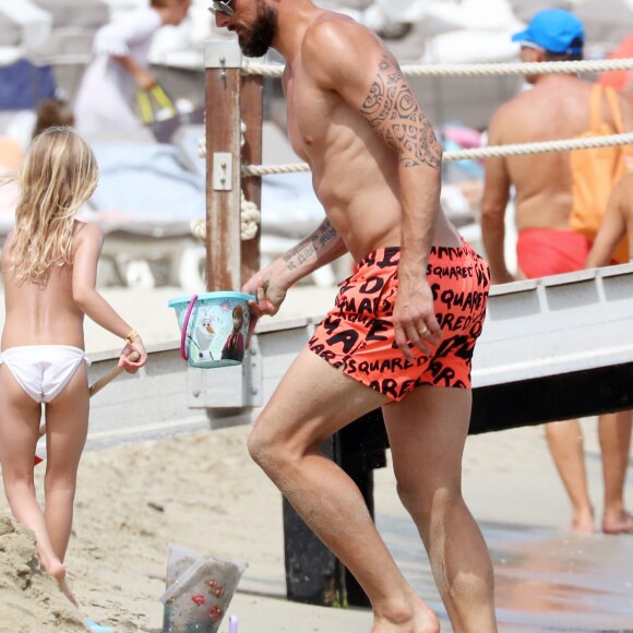 Exclusif - Olivier Giroud sur la plage de Pampelonne avec des amis à Saint-Tropez, le 22 juillet 2016.