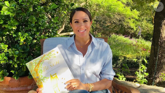 Meghan Markle présente son premier livre pour enfants "The Bench", illustré par C.Robinson et relatant la relation entre un père et son fils, vue par les yeux de sa mère. Los Angeles. Le 27 octobre 2021.