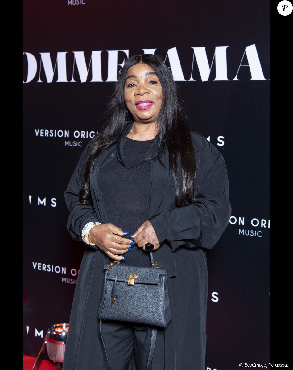 La mère de Gims au photocall de la soirée "Unis comme jamais" au profit de l'Unicef, au pavillon Cambon à Paris. Le 8 novembre 2021. Le chanteur Gims a récolté 1 500 000 € ! Généreux comme Jamais... c'est le nom de clôture que devrait porter le gala de charité initié par l'artiste GIMS et dont tous les fonds récoltés ont été reversé à l'association Unicef France. © Pierre Perusseau / Bestimage