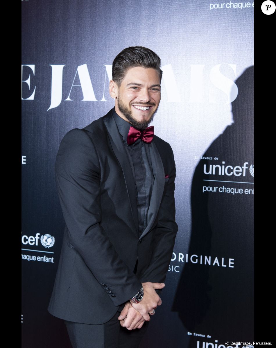Rayane Bensetti au photocall de la soirée "Unis comme jamais" au profit de l'Unicef, au pavillon Cambon à Paris, le 8 novembre 2021 © Pierre Perusseau / Bestimage