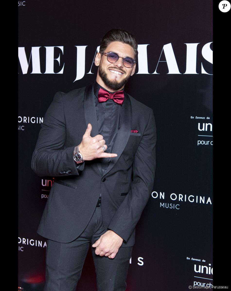 Rayane Bensetti au photocall de la soirée "Unis comme jamais" au profit de l'Unicef, au pavillon Cambon à Paris. Le 8 novembre 2021. © Pierre Perusseau / Bestimage