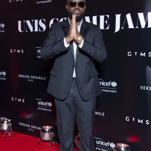 Gims au photocall de la soirée "Unis comme jamais" au profit de l'Unicef, au pavillon Cambon à Paris, le 8 novembre 2021. Le chanteur Gims a récolté 1 500 000 € ! Généreux comme Jamais... c'est le nom de clôture que devrait porter le gala de charité initié par l'artiste GIMS et dont tous les fonds récoltés ont été reversé à l'association Unicef France. © Pierre Perusseau / Bestimage 