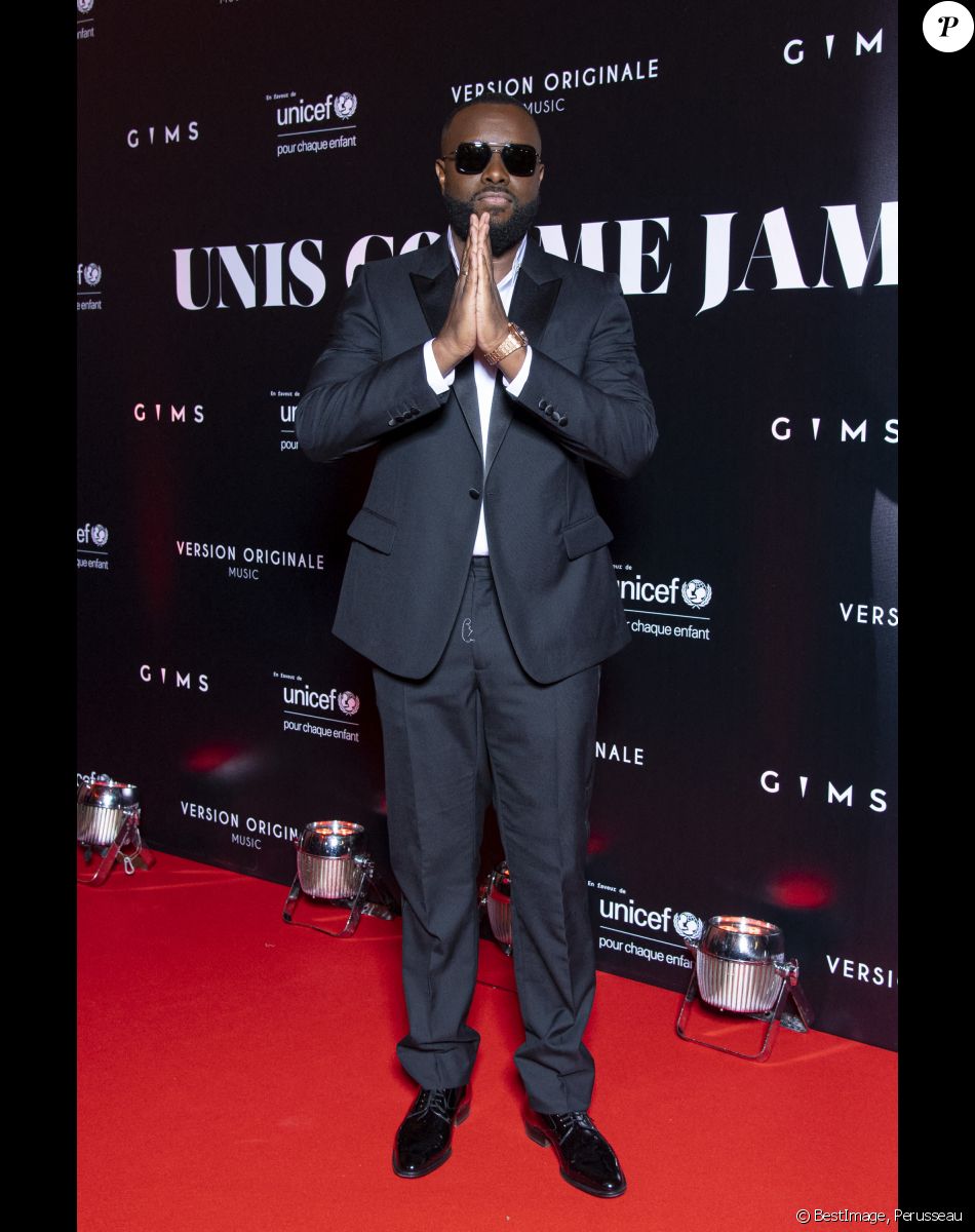 Gims au photocall de la soirée "Unis comme jamais" au profit de l'Unicef, au pavillon Cambon à Paris, le 8 novembre 2021. Le chanteur Gims a récolté 1 500 000 € ! Généreux comme Jamais... c'est le nom de clôture que devrait porter le gala de charité initié par l'artiste GIMS et dont tous les fonds récoltés ont été reversé à l'association Unicef France. © Pierre Perusseau / Bestimage