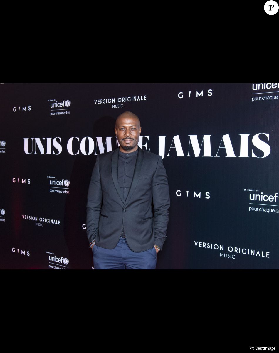 Harry Roselmack au photocall de la soirée "Unis comme jamais" au profit de l'Unicef, au pavillon Cambon à Paris. Le 8 novembre 2021. Le chanteur Gims a récolté 1 500 000 € ! Généreux comme Jamais… c’est le nom de clôture que devrait porter le gala de charité initié par l’artiste GIMS et dont tous les fonds récoltés ont été reversé à l’association Unicef France. L’évènement, organisé par Version Originale (dirigé par J.Saadia) et INDIFFERENCE PROD (S.Boussif, manager de l’artiste), a été l’occasion de dévoiler au grand jour le partenariat entre la maison Audemars Piguet et l’artiste ainsi que sa volonté d’aider les enfants en Afrique. © Pierre Perusseau / Bestimage Unicef party "Unis comme jamais" in Paris. On november 8th 2021