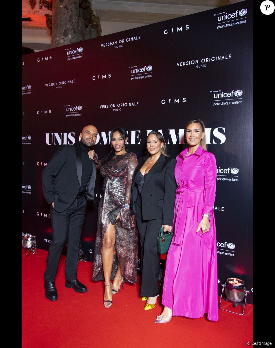 Saïd Boussif, DemDem, guest, Vitaa au photocall de la soirée "Unis comme jamais" au profit de l'Unicef, au pavillon Cambon à Paris. Le 8 novembre 2021. Le chanteur Gims a récolté 1 500 000 € ! Généreux comme Jamais… c’est le nom de clôture que devrait porter le gala de charité initié par l’artiste GIMS et dont tous les fonds récoltés ont été reversé à l’association Unicef France. L’évènement, organisé par Version Originale (dirigé par J.Saadia) et INDIFFERENCE PROD (S.Boussif, manager de l’artiste), a été l’occasion de dévoiler au grand jour le partenariat entre la maison Audemars Piguet et l’artiste ainsi que sa volonté d’aider les enfants en Afrique. © Pierre Perusseau / Bestimage Unicef party "Unis comme jamais" in Paris. On november 8th 2021