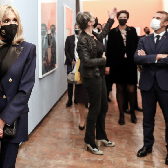 Le président de la République française, Emmanuel Macron et sa femme la Première dame, Brigitte Macron visitent une exposition de la photographe française Natacha Lesueur à la Villa Medicis Académie française de Rome, Italie, le 29 octobre 2021, à la veille d'un sommet du G20.