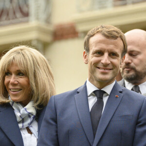 Le président de la République française Emmanuel Macron et sa femme la Premier Dame Brigitte Macron lors de la visite de la Maison Zola et l'inauguration du musée Dreyfus à Medan, France, le 26 octobre 2021. © EliotBlondet/Pool/Bestimage  French President inaugurates the first museum dedicated to the Dreyfus affair, installed in the house of French writer and journalist Emile Zola , defender of Alfred Dreyfus and author of the famous "J'accuse" article published in L'Aurore newspaper in 1898. 