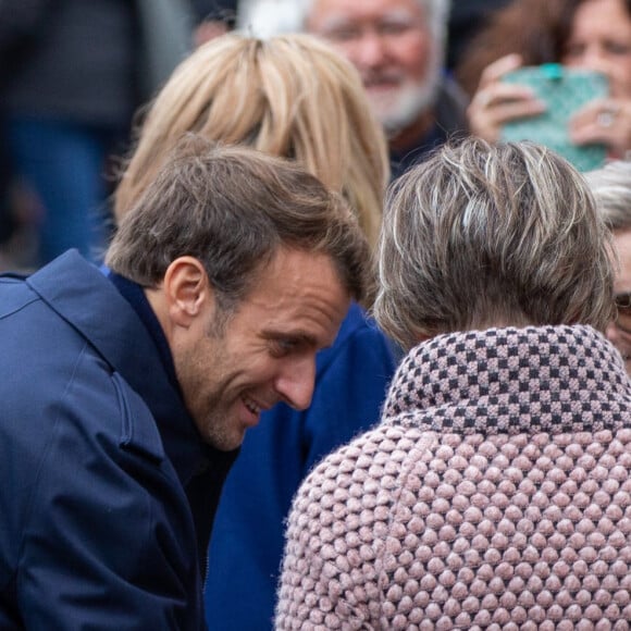 Semi-Exclusif - Comme chaque année, le président Emmanuel Macron et sa femme Brigitte passent le week-end de la Toussaint à Honfleur dans le Calvados. Ils sont arrivés le mercredi 30 octobre dans la soirée et logent à la Ferme Saint-Siméon, un hôtel cinq étoiles de Honfleur. En ce troisième jour, après un déjeuner au restaurant "Bistrot des Artistes" où ils ont leurs habitudes depuis des années et où ils avaient déjà déjeuné les deux jours précédents, le président Emmanuel Macron et la Première dame Brigitte Macron sont allés à la rencontre des habitants puis se sont offert une petite promenade sur la plage. Honfleur, le 2 novembre 2019