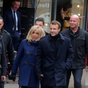 Semi-Exclusif - Comme chaque année, le président Emmanuel Macron et sa femme Brigitte passent le week-end de la Toussaint à Honfleur dans le Calvados. Ils sont arrivés le mercredi 30 octobre dans la soirée et logent à la Ferme Saint-Siméon, un hôtel cinq étoiles de Honfleur. En ce troisième jour, après un déjeuner au restaurant "Bistrot des Artistes" où ils ont leurs habitudes depuis des années et où ils avaient déjà déjeuné les deux jours précédents, le président Emmanuel Macron et la Première dame Brigitte Macron sont allés à la rencontre des habitants puis se sont offert une petite promenade sur la plage. Honfleur, le 2 novembre 2019