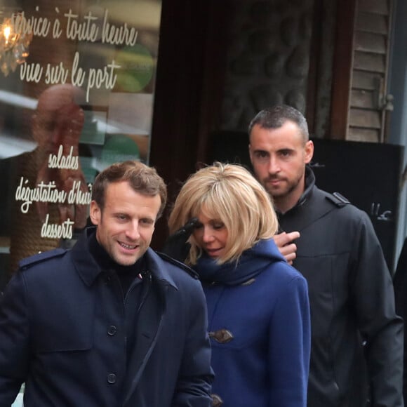 Semi-Exclusif - Comme chaque année, le président Emmanuel Macron et sa femme Brigitte passent le week-end de la Toussaint à Honfleur dans le Calvados. Ils sont arrivés le mercredi 30 octobre dans la soirée et logent à la Ferme Saint-Siméon, un hôtel cinq étoiles de Honfleur. En ce troisième jour, après un déjeuner au restaurant "Bistrot des Artistes" où ils ont leurs habitudes depuis des années et où ils avaient déjà déjeuné les deux jours précédents, le président Emmanuel Macron et la Première dame Brigitte Macron sont allés à la rencontre des habitants puis se sont offert une petite promenade sur la plage. Honfleur, le 2 novembre 2019