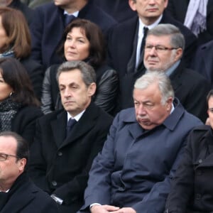 François Hollande, Jean-Yves Le Drian, Christiane Taubira, Didier Paillard (maires de Saint-Denis), Anne Hidalgo, Nicolas Sarkozy, Gérard Larcher, Manuel Valls, Claude Bartolone, Laurent Fabius, Alain Vidalies, Edith Cresson, Alain Juppé - Hommage national aux victimes des attentats dans la cour d'honneur des Invalides à Paris le 27 novembre 2015.