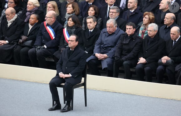 François Hollande, Jean-Yves Le Drian, Christiane Taubira, Didier Paillard (maires de Saint-Denis), Anne Hidalgo, Nicolas Sarkozy, Gérard Larcher, Manuel Valls, Claude Bartolone, Laurent Fabius, Alain Vidalies, Edith Cresson, Alain Juppé - Hommage national aux victimes des attentats dans la cour d'honneur des Invalides à Paris le 27 novembre 2015.