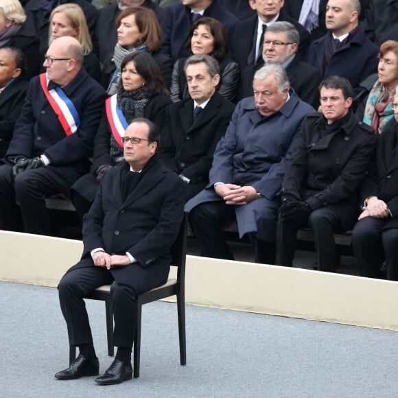 François Hollande, Jean-Yves Le Drian, Christiane Taubira, Didier Paillard (maires de Saint-Denis), Anne Hidalgo, Nicolas Sarkozy, Gérard Larcher, Manuel Valls, Claude Bartolone, Laurent Fabius, Alain Vidalies, Edith Cresson, Alain Juppé - Hommage national aux victimes des attentats dans la cour d'honneur des Invalides à Paris le 27 novembre 2015.