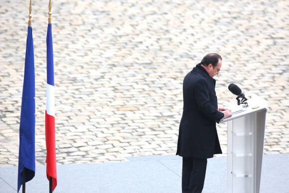 François Hollande - Hommage national aux victimes des attentats dans la cour d'honneur des Invalides à Paris le 27 novembre 2015.