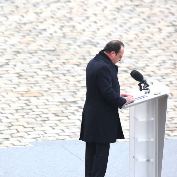 François Hollande - Hommage national aux victimes des attentats dans la cour d'honneur des Invalides à Paris le 27 novembre 2015.